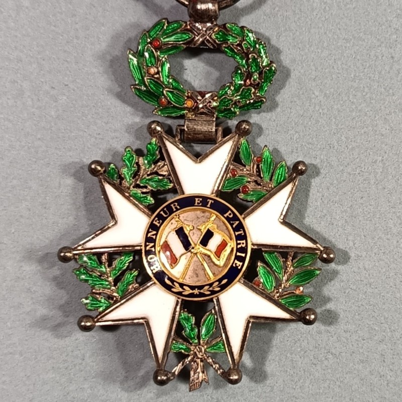 FRANCE MEDAILLE CROIX DE CHEVALIER DE L'ORDRE DE LA LEGION D'HONNEUR 3 ème REPUBLIQUE MODELE EN ARGENT A FILETS